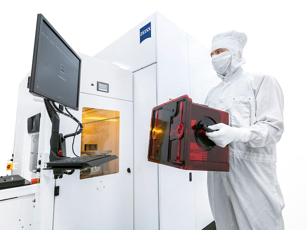 An employee of ZEISS SMT works on the 3D Tomo Workstation