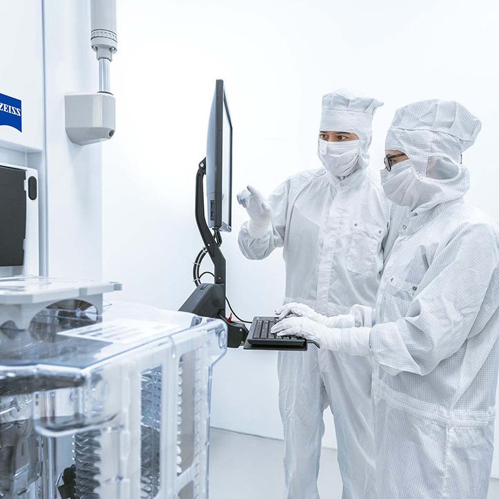 Two employees from the SMT Process Control Solutions segment chat in the ZEISS SMT clean room