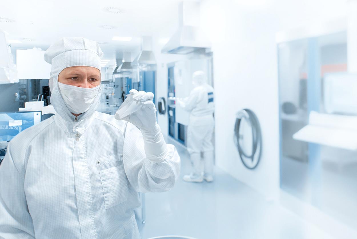 Employee works on an optics system from ZEISS SMT