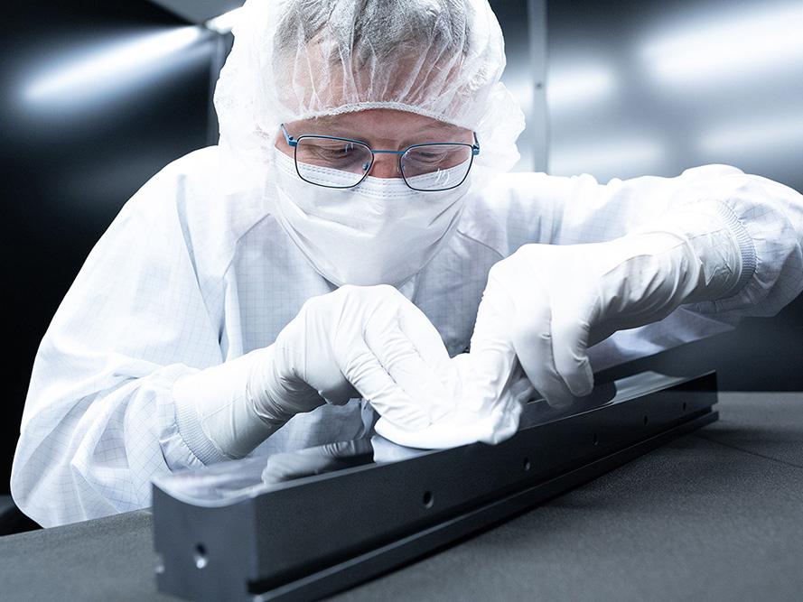 An employee of ZEISS SMT cleans synchrotron optics