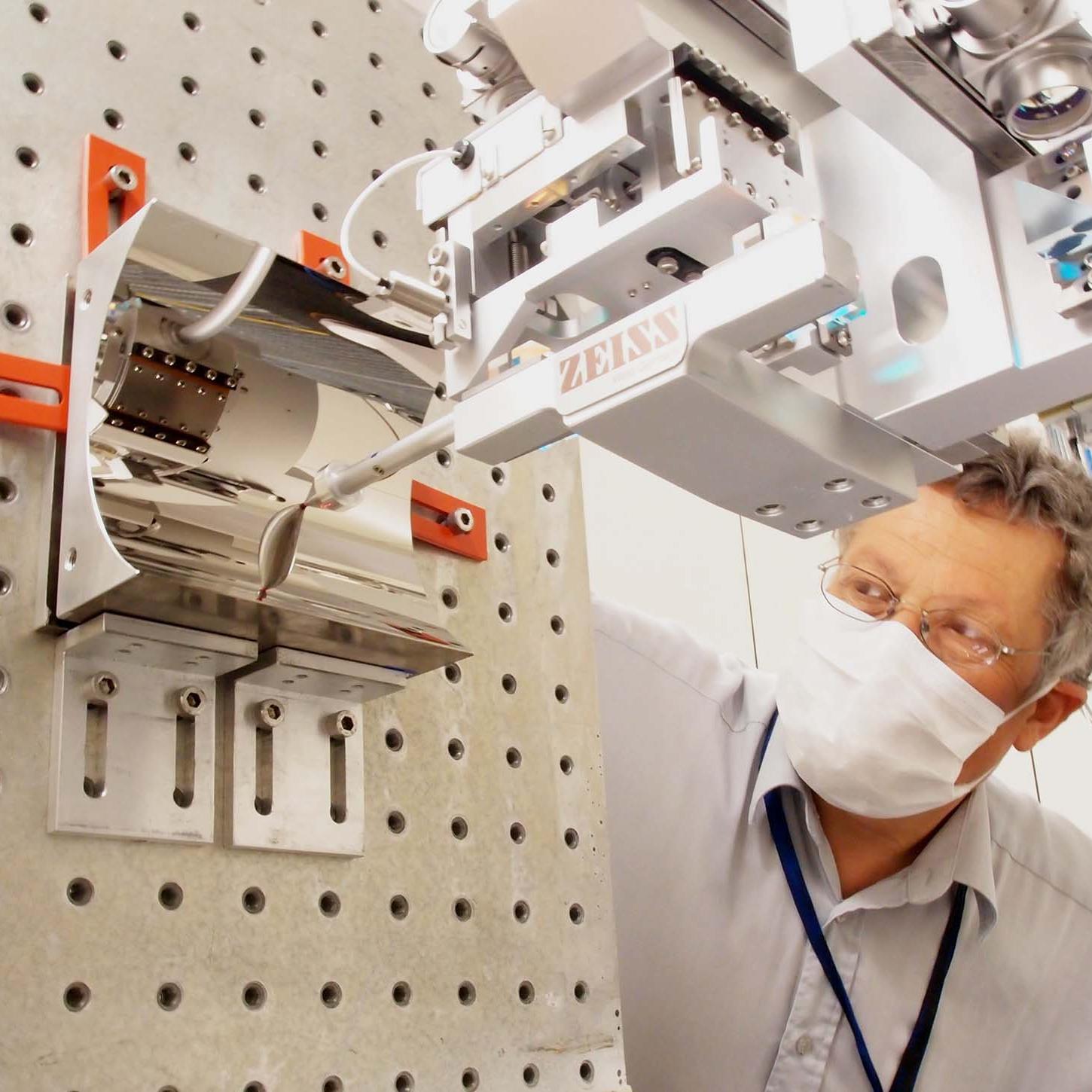 A ZEISS SMT employee observes the measurement process very closely