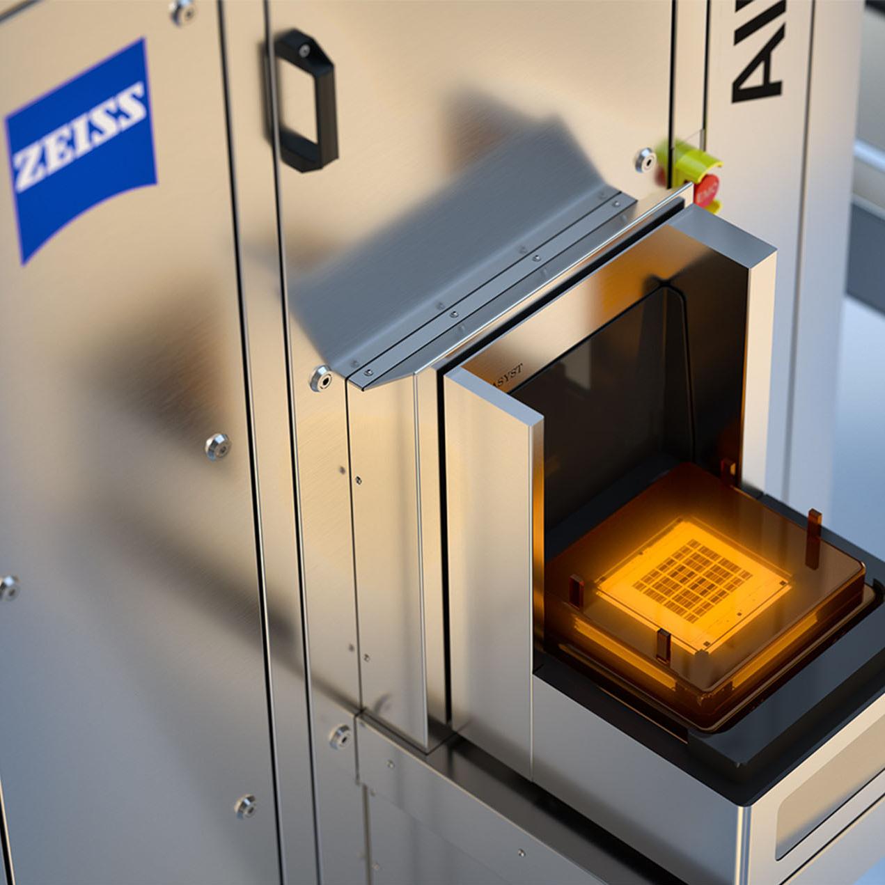 Photomask loading in the ZEISS qualification tool 