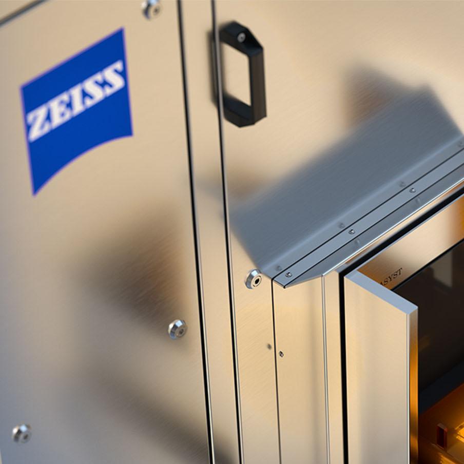 Photomask loading in the ZEISS qualification tool 