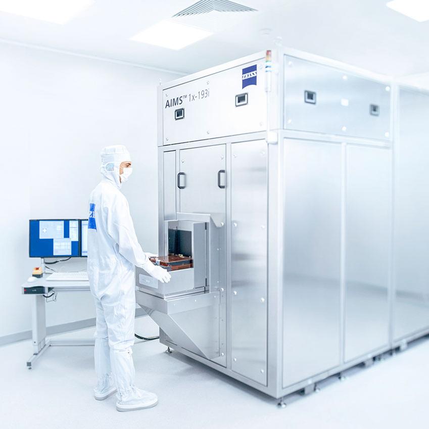 An employee working on the qualification tool in the ZEISS SMT clean room 