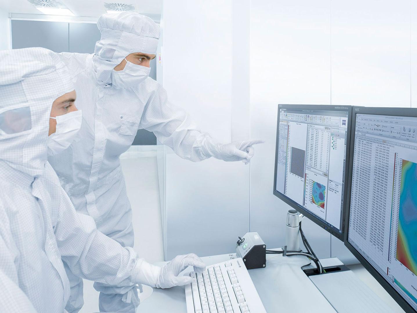 Two employees working in the clean room of ZEISS SMT