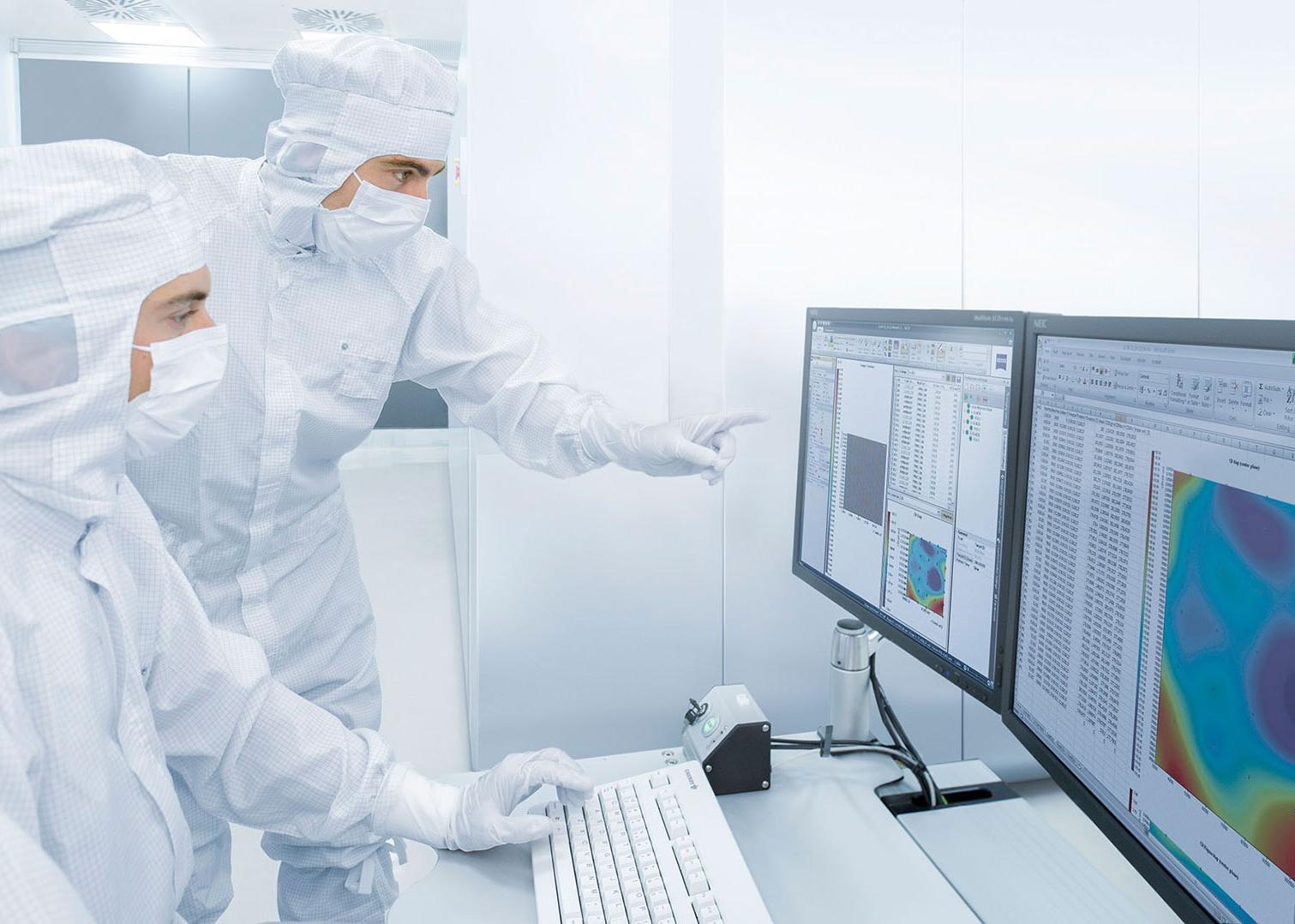 Two employees working in the clean room of ZEISS SMT