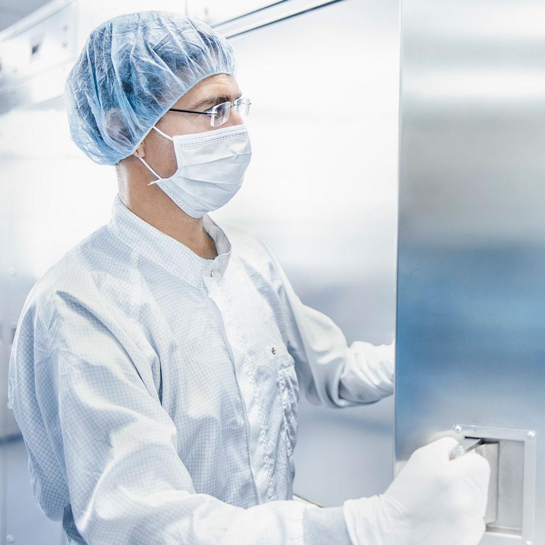 An employee working in the clean room of ZEISS SMT