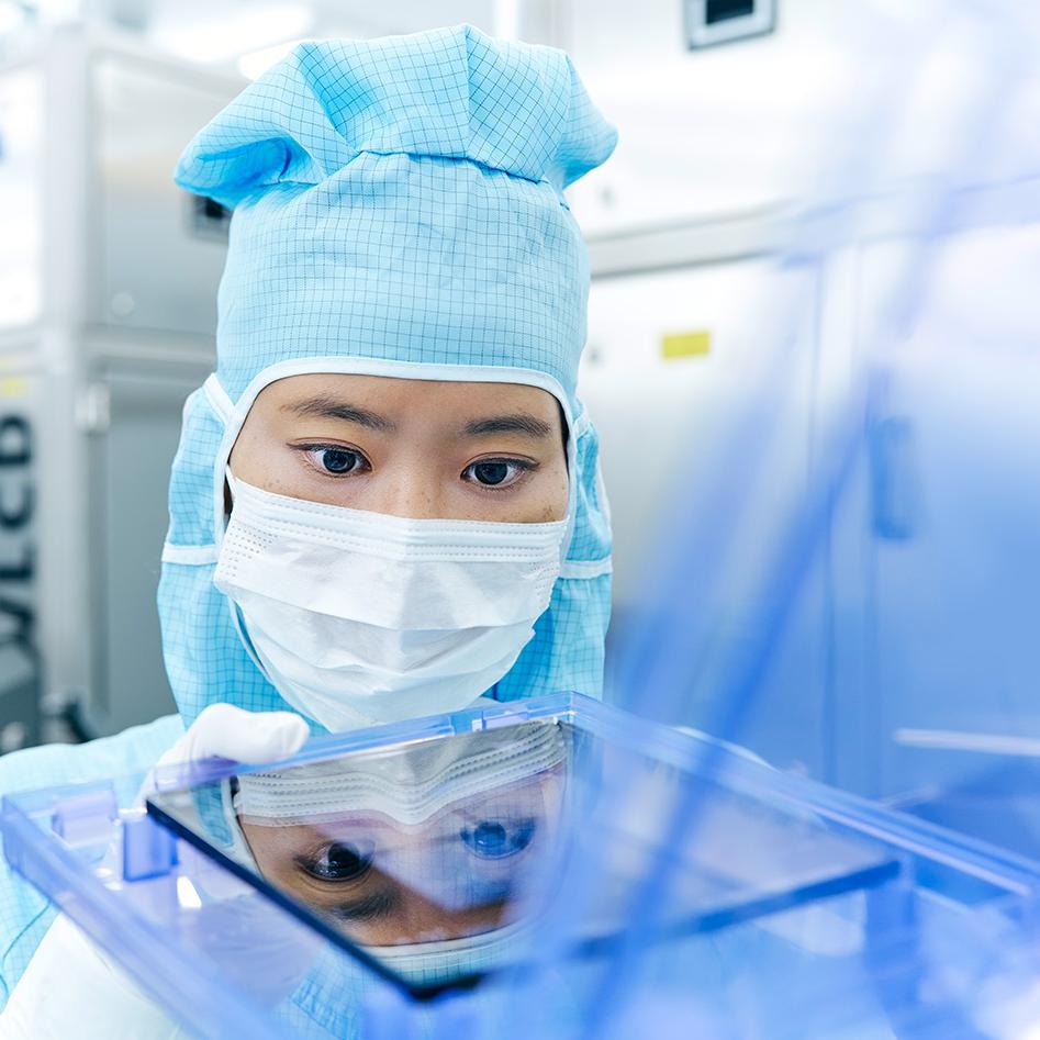 An employee working in the clean room on the photomask solutions