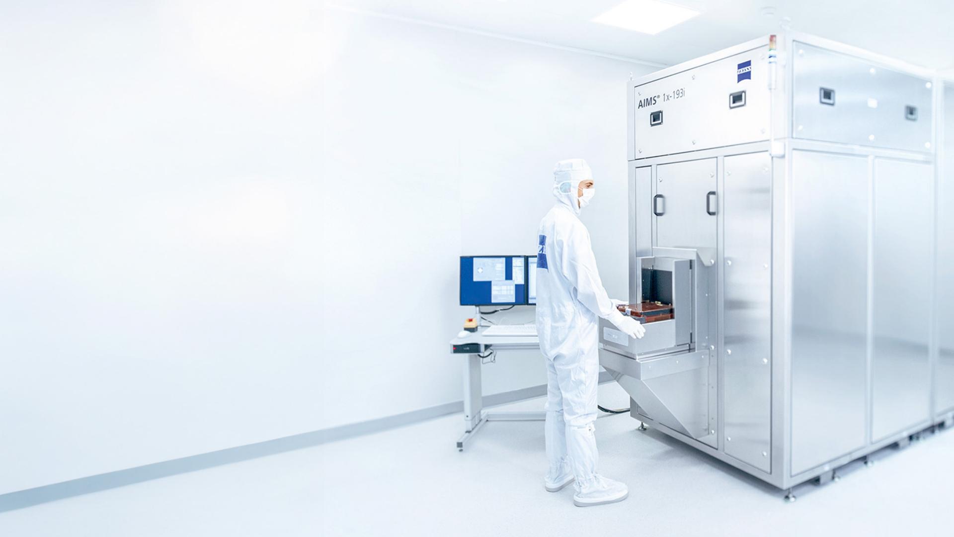 An employee works in the clean room on the AIMS® EUV system from ZEISS SMT 