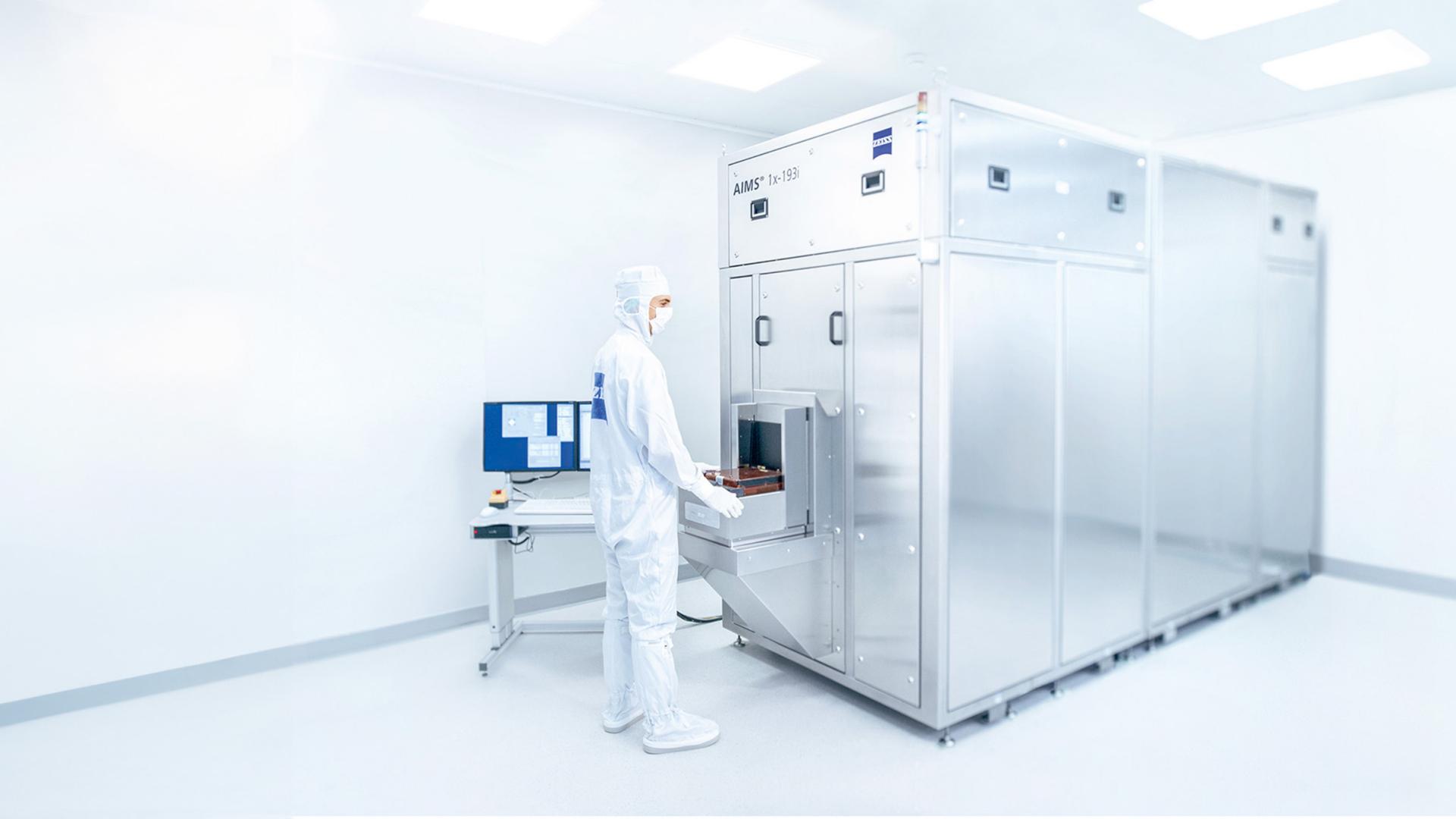An employee works in the clean room on the AIMS® EUV system from ZEISS SMT 