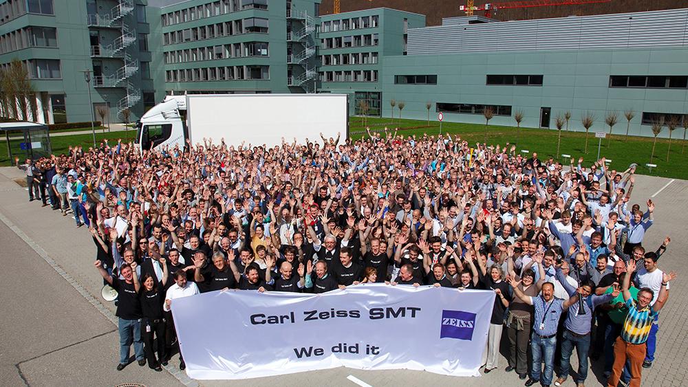 On the ZEISS premises, many SMT employees bid farewell to the first delivery of the EUV and a group photo is taken.