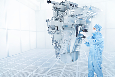 ZEISS SMT employees in the clean room at the EUV product