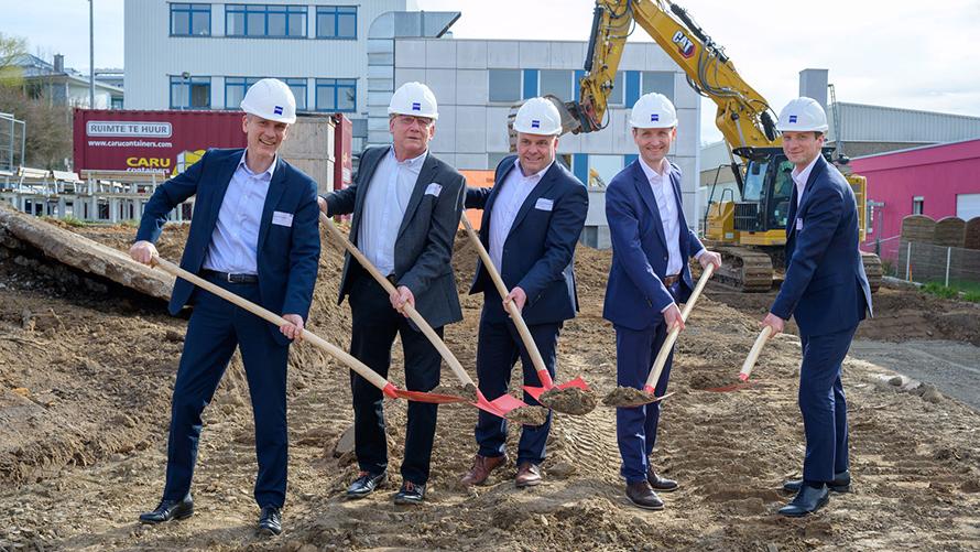 At the groundbreaking of the ZEISS Semiconductor Manufacturing Technology in Rossdorf are five mannager standing at the new ground of the company