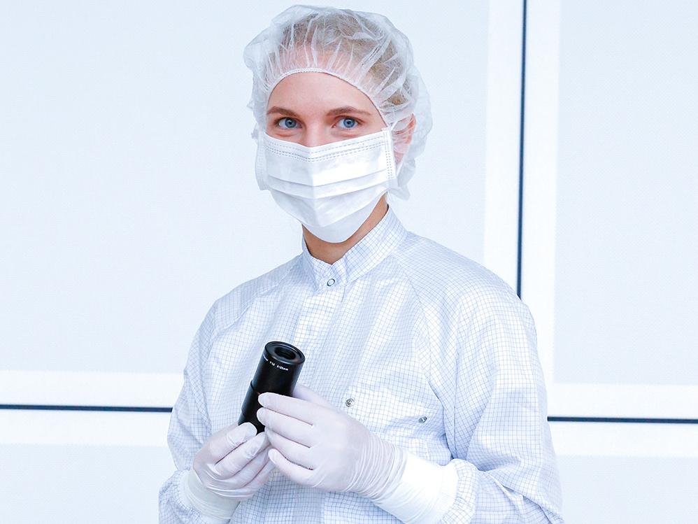 A ZEISS SMT employee developing the DUV lenses with 436 nanometers.