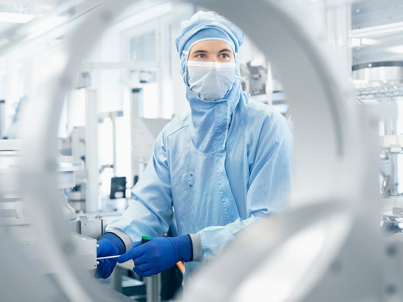 An employee in the clean room manufactures state-of-the-art DUV components at the ZEISS site in Wetzlar.