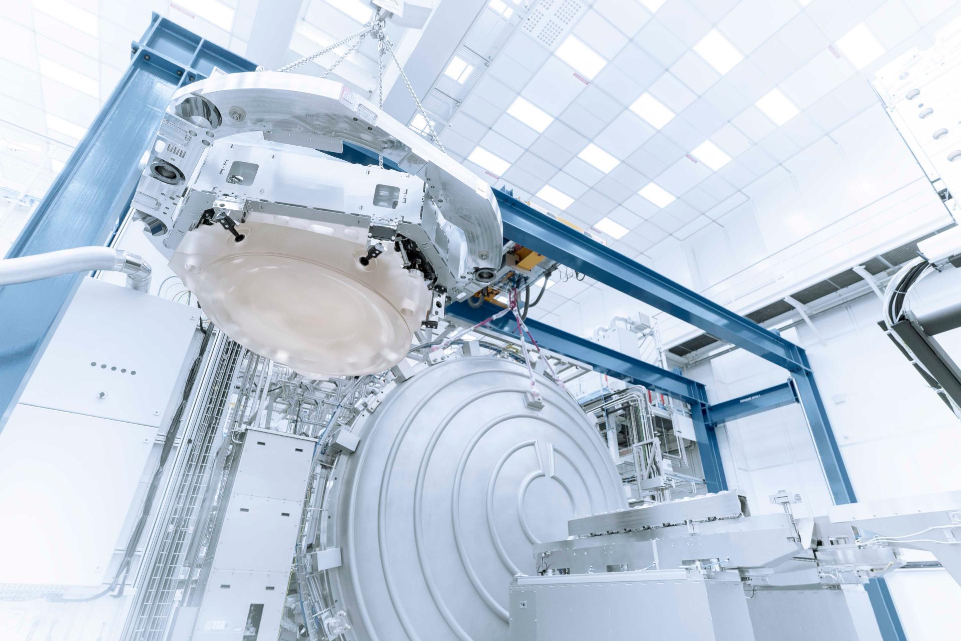 The High-NA EUV mirror in the clean room at ZEISS SMT