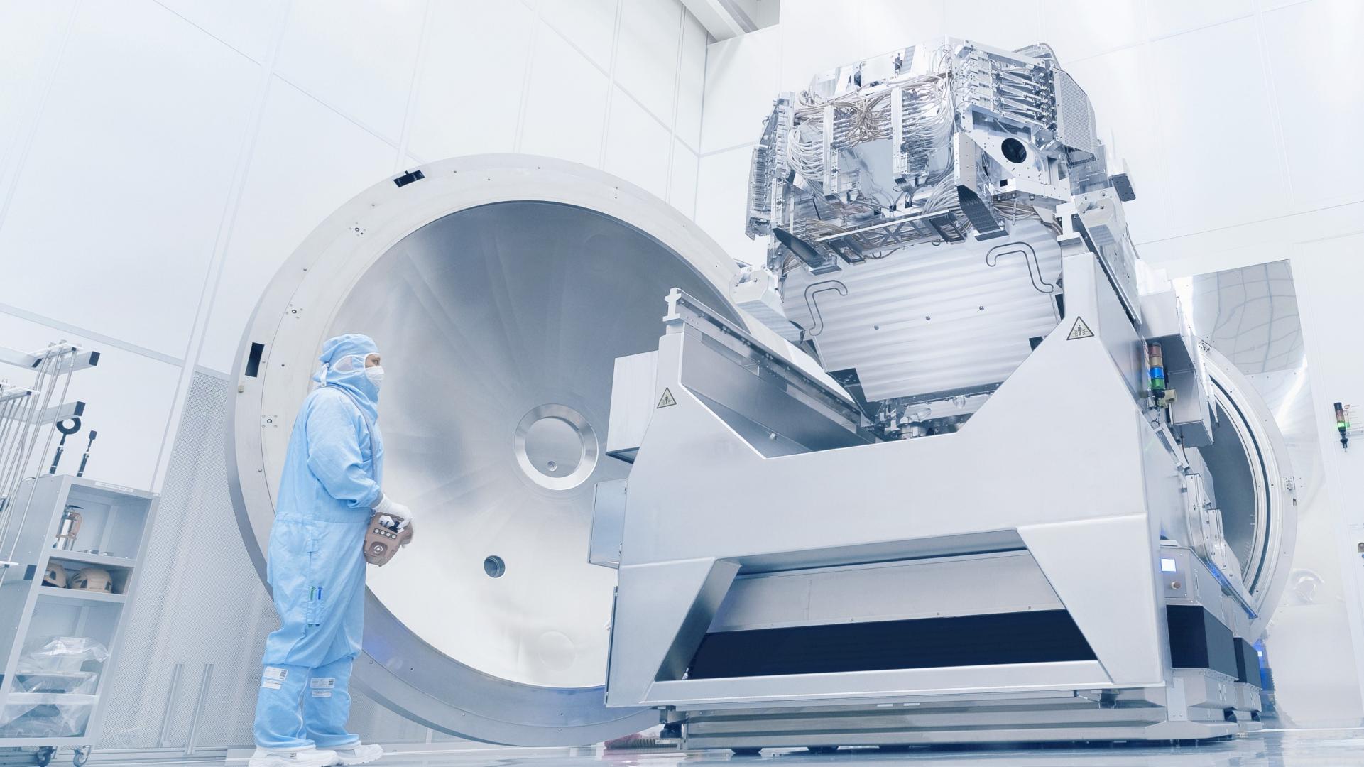 An associate works in the clean room on the High-NA-EUV technology