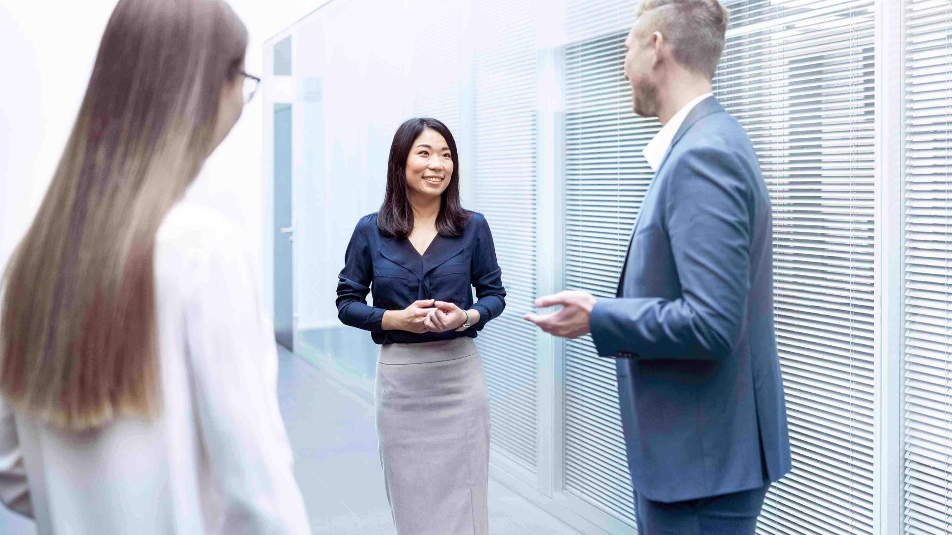 Employees talk to each other in the corridor of ZEISS SMT 