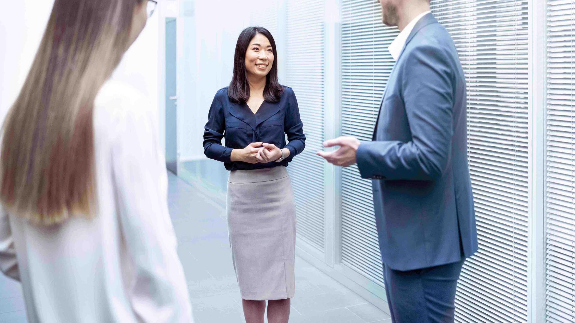 Employees talk to each other in the corridor of ZEISS SMT 