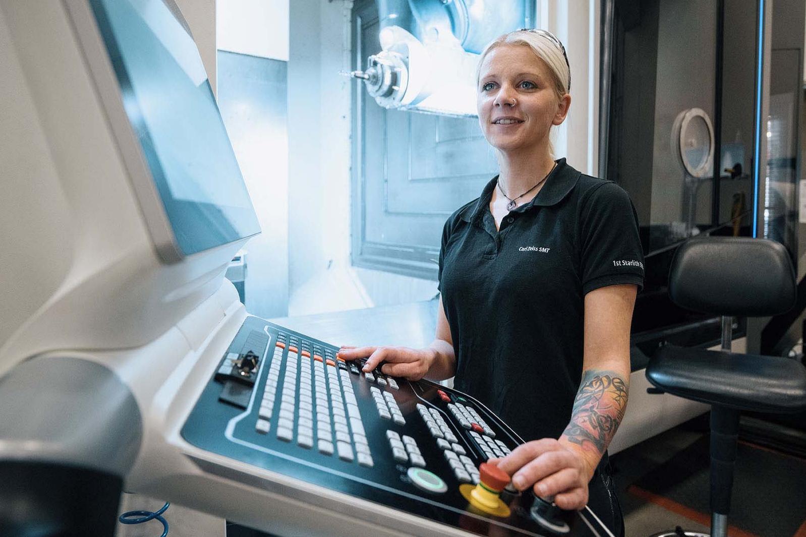 The machine operator follows the production of a kilogram heavy, extremely complex, but highly precise metal ring at the CNC machine