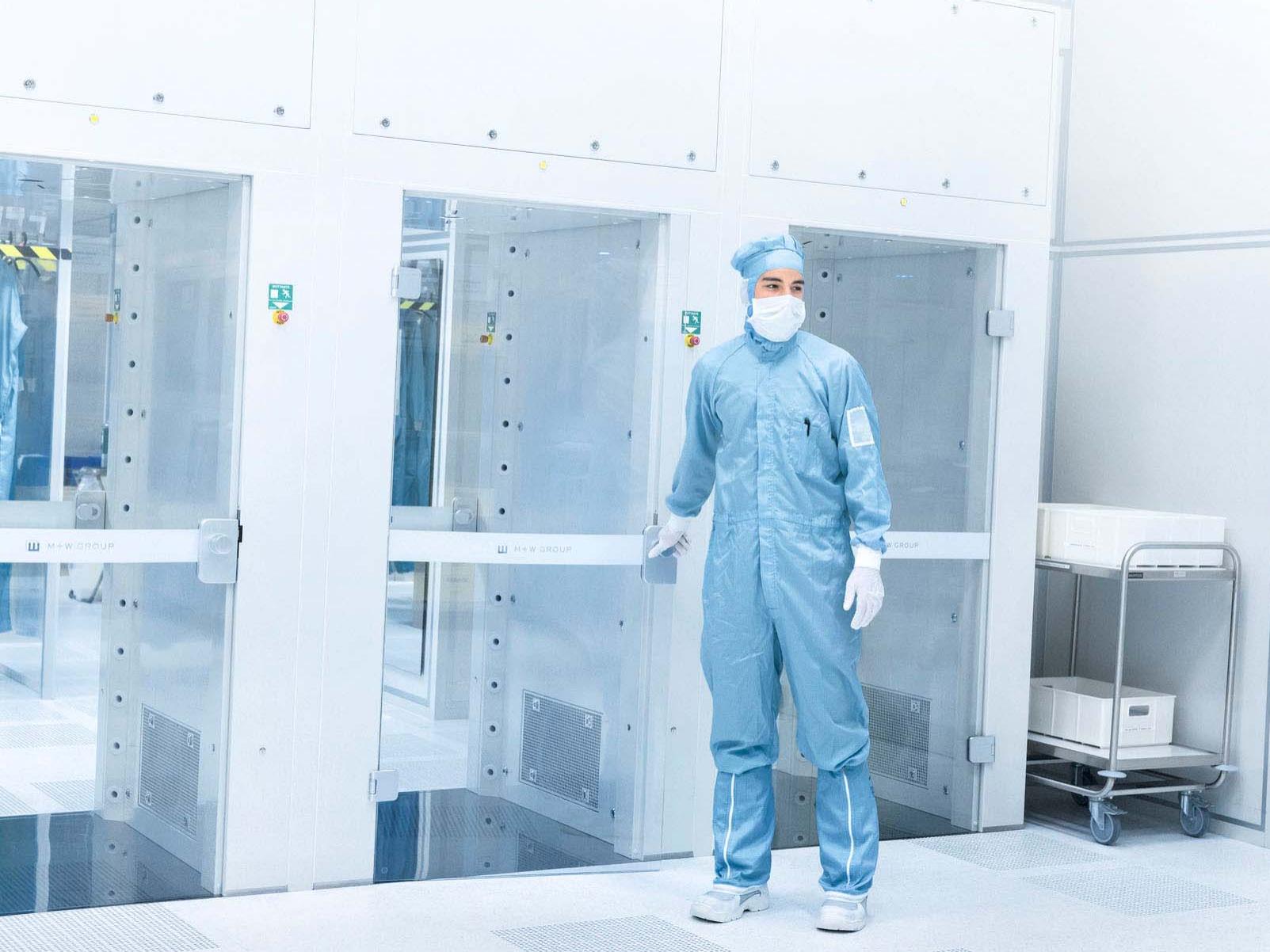 Cleanroom suits and face masks for employees as well as special air filter systems and extraction devices in the production hall ensure maximum cleanliness