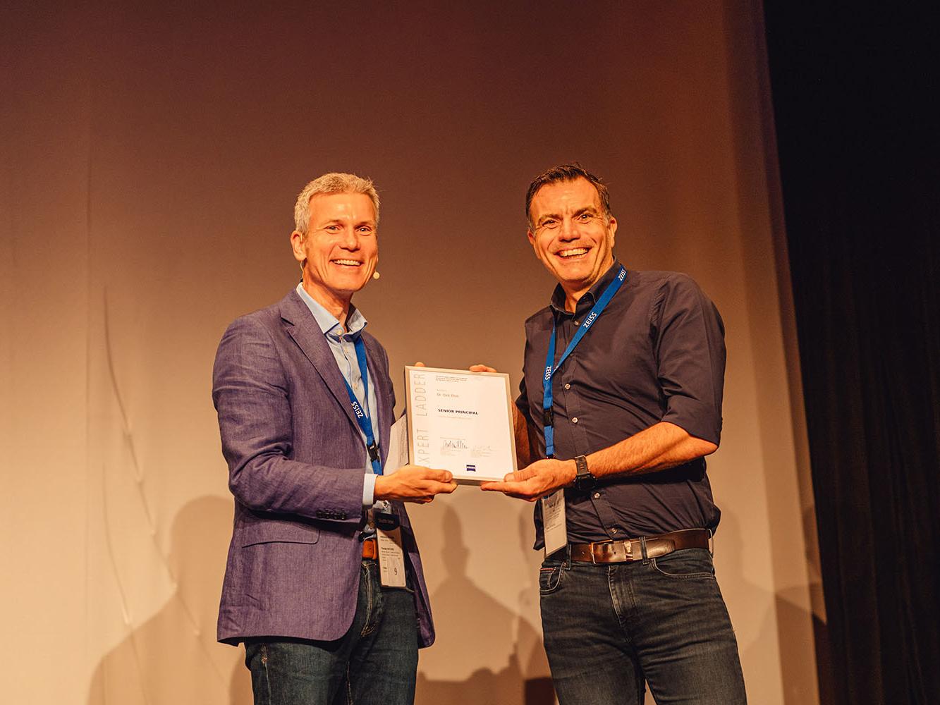Andreas Pecher - President of ZEISS Semiconductor Manufacturing Technology presents Dirk Ehm with his professional career award