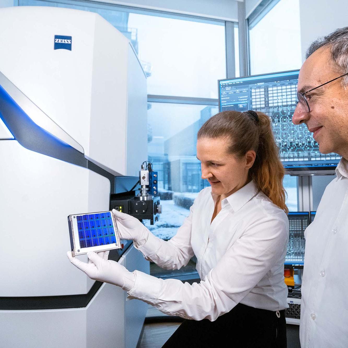 Two associates of ZEISS SMT look at the MultiSEM technology