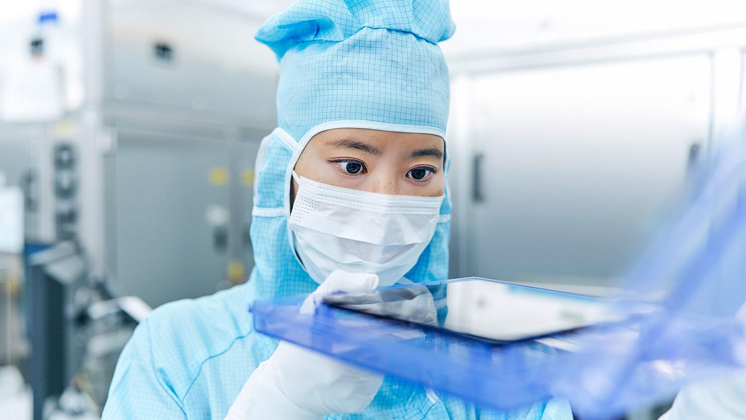 A ZEISS SMT employee works on photomask solutions for the semiconductor industry