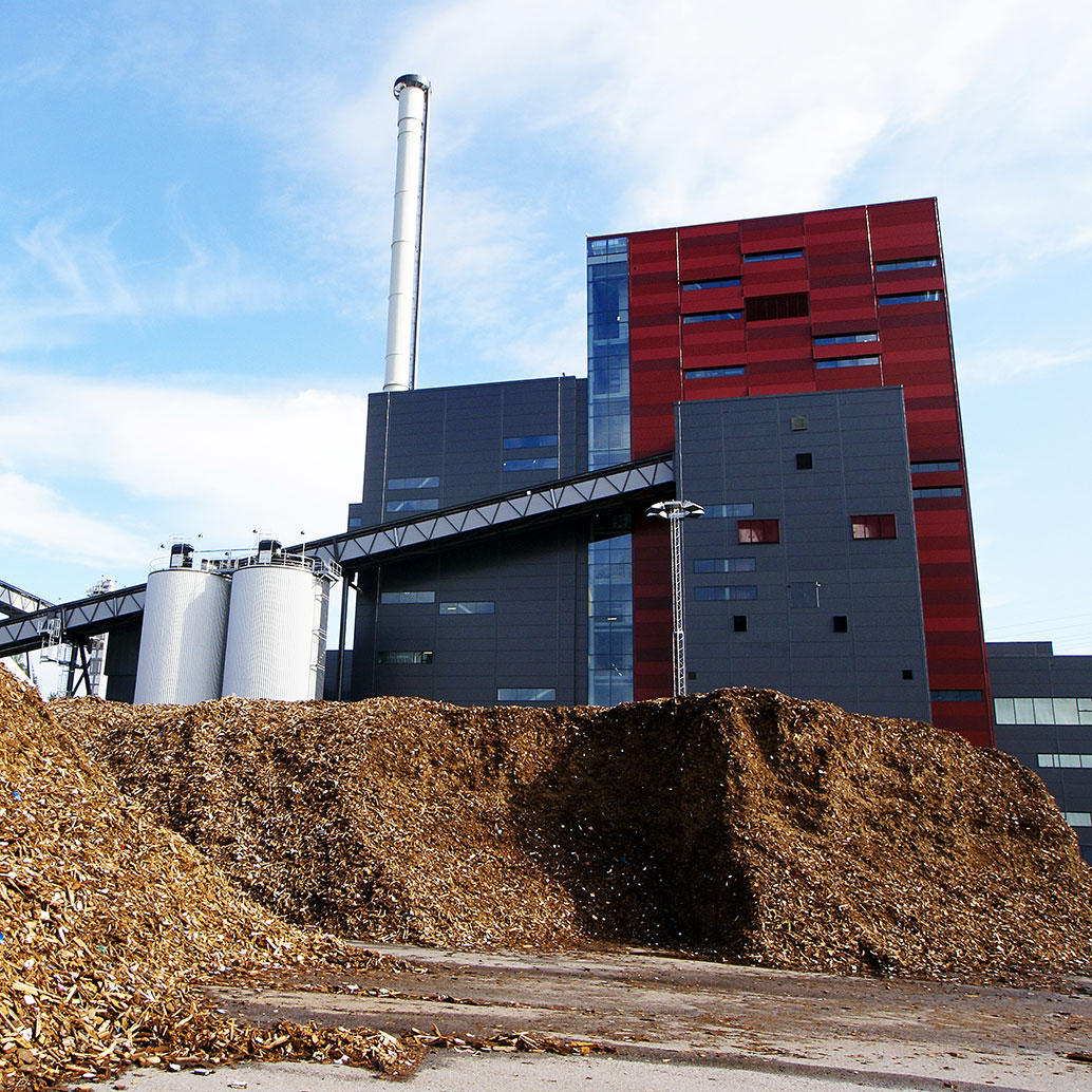 Bio power plant with storage of wooden fuel (biomass)