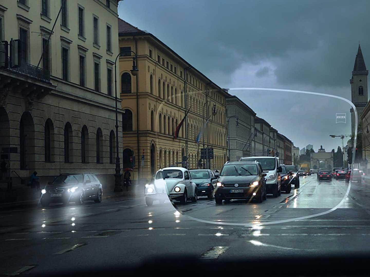 Рисунок иллюстрирует плохую видимость на слабо освещенной улице. В фокусе взгляда интерьер салона авто, который виден через очковые линзы. 