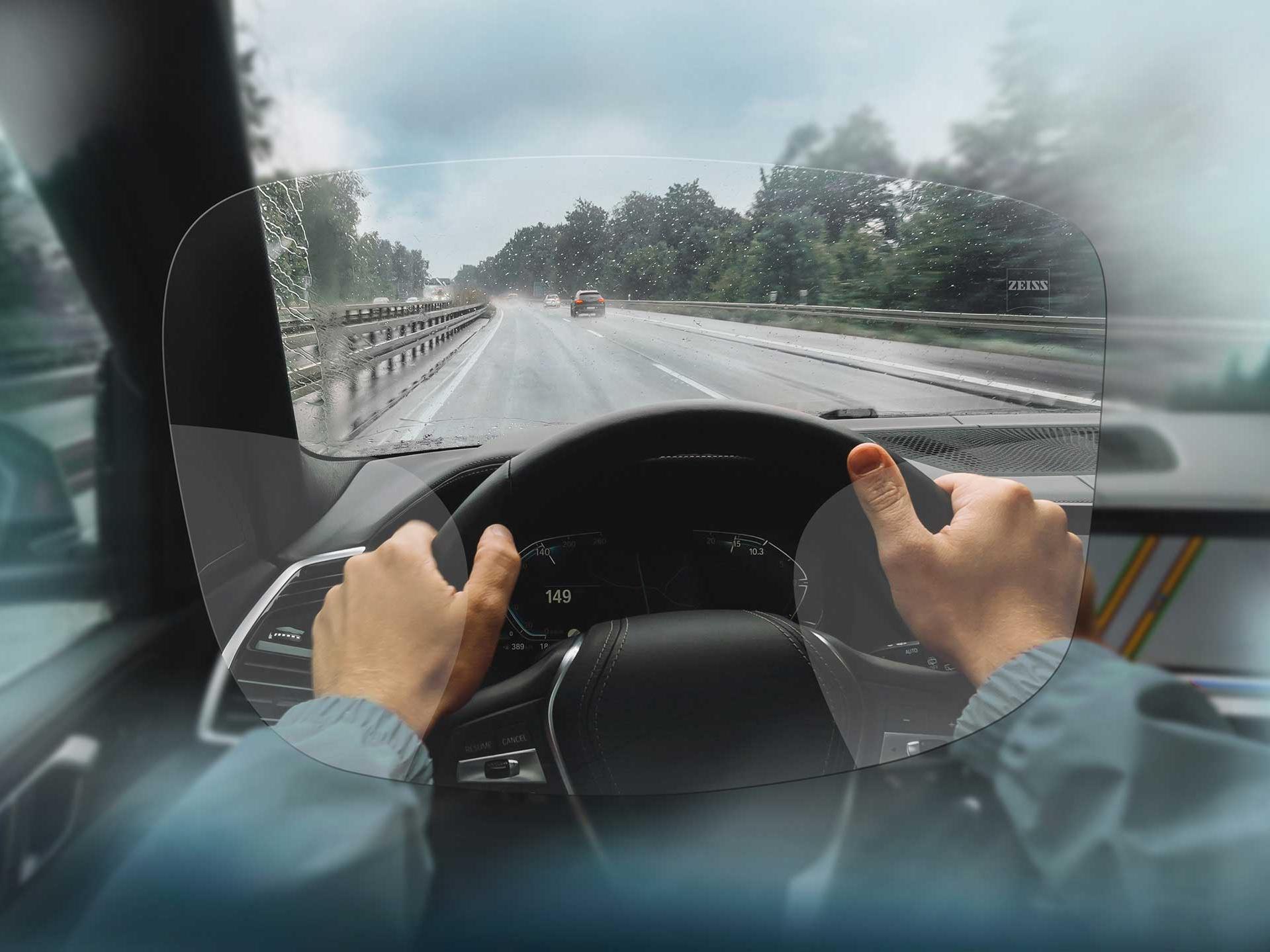 Изображение прогрессивных линз ZEISS DriveSafe. На рисунке показан вид через линзы. 