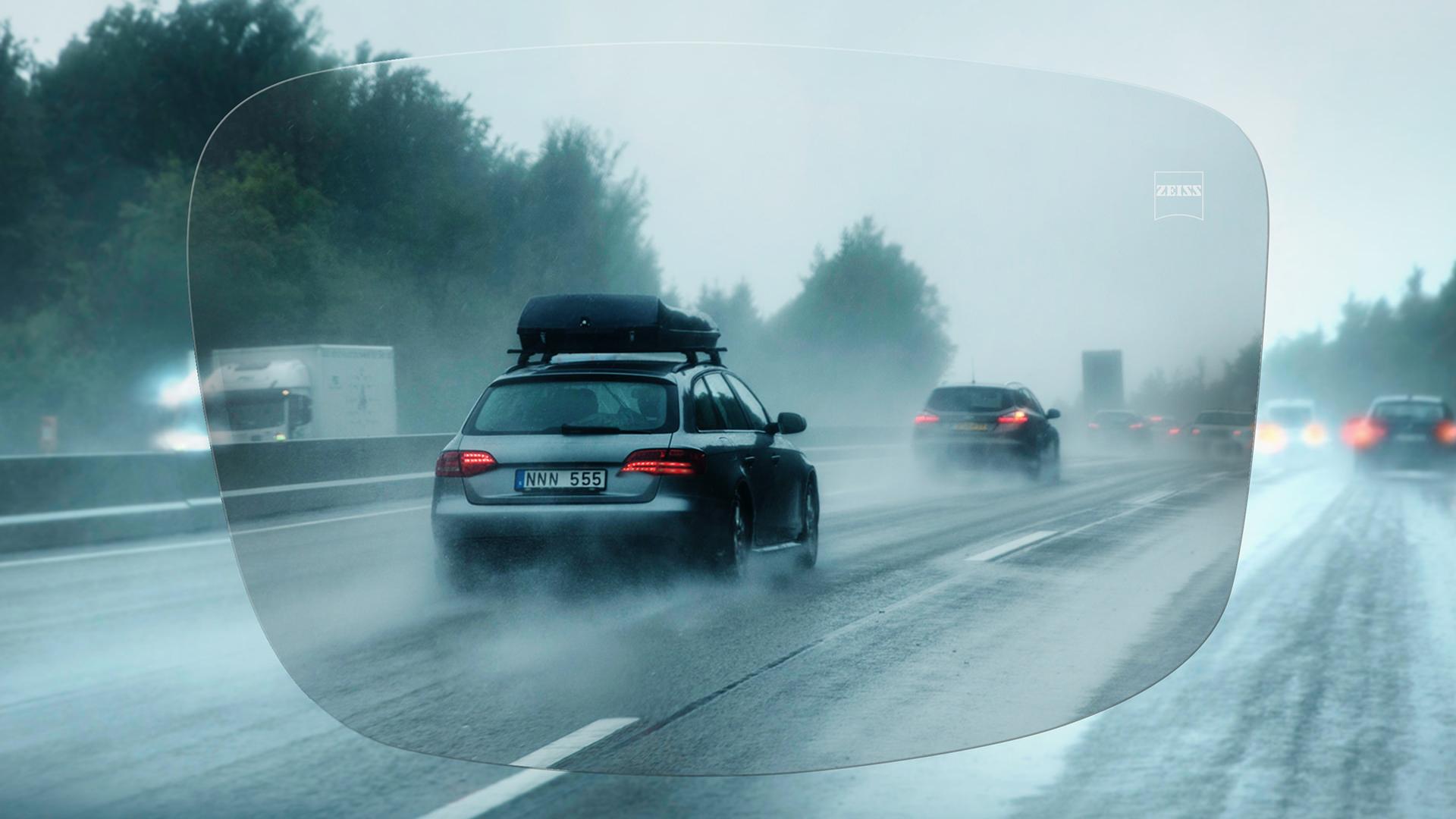 Вид через монофокальные линзы ZEISS DriveSafe на автомагистраль в дождливый день 