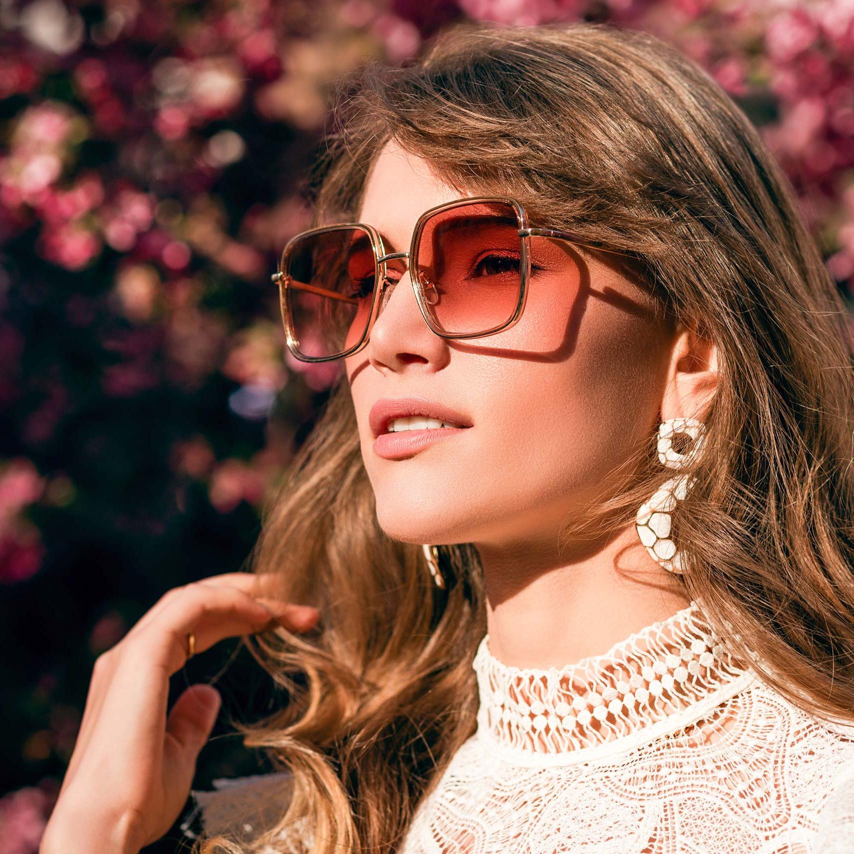 Image of a woman wearing fashion sunglasses.