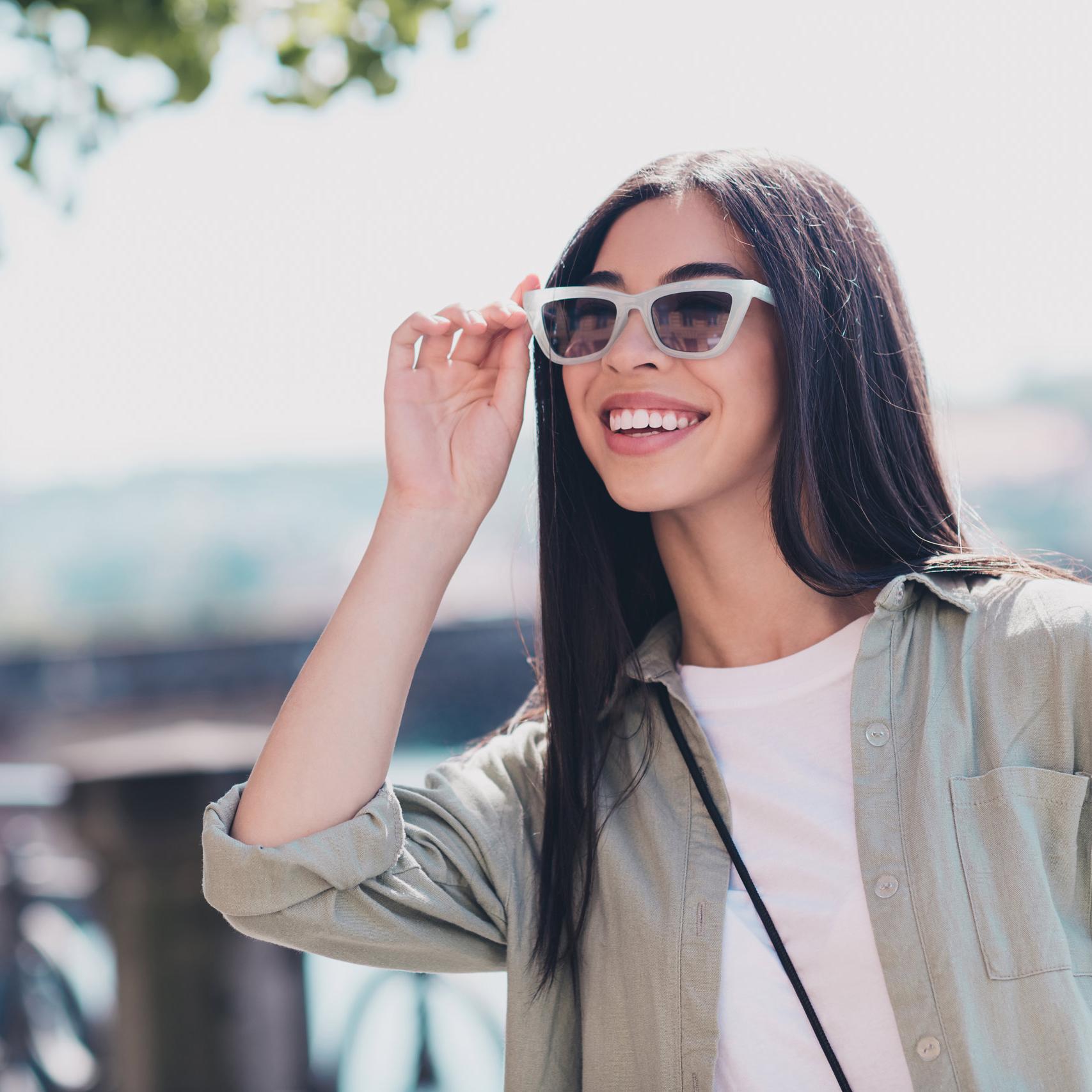Image of a woman wearing lifestyle sunglasses.