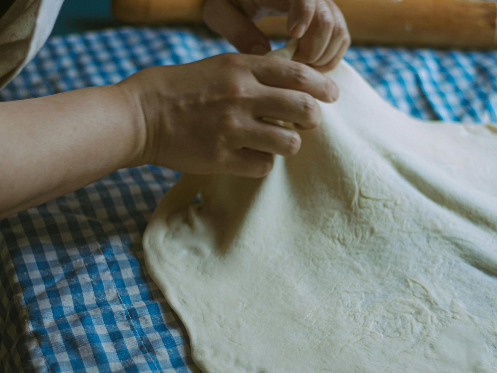 Foto de una mujer amasando a mano