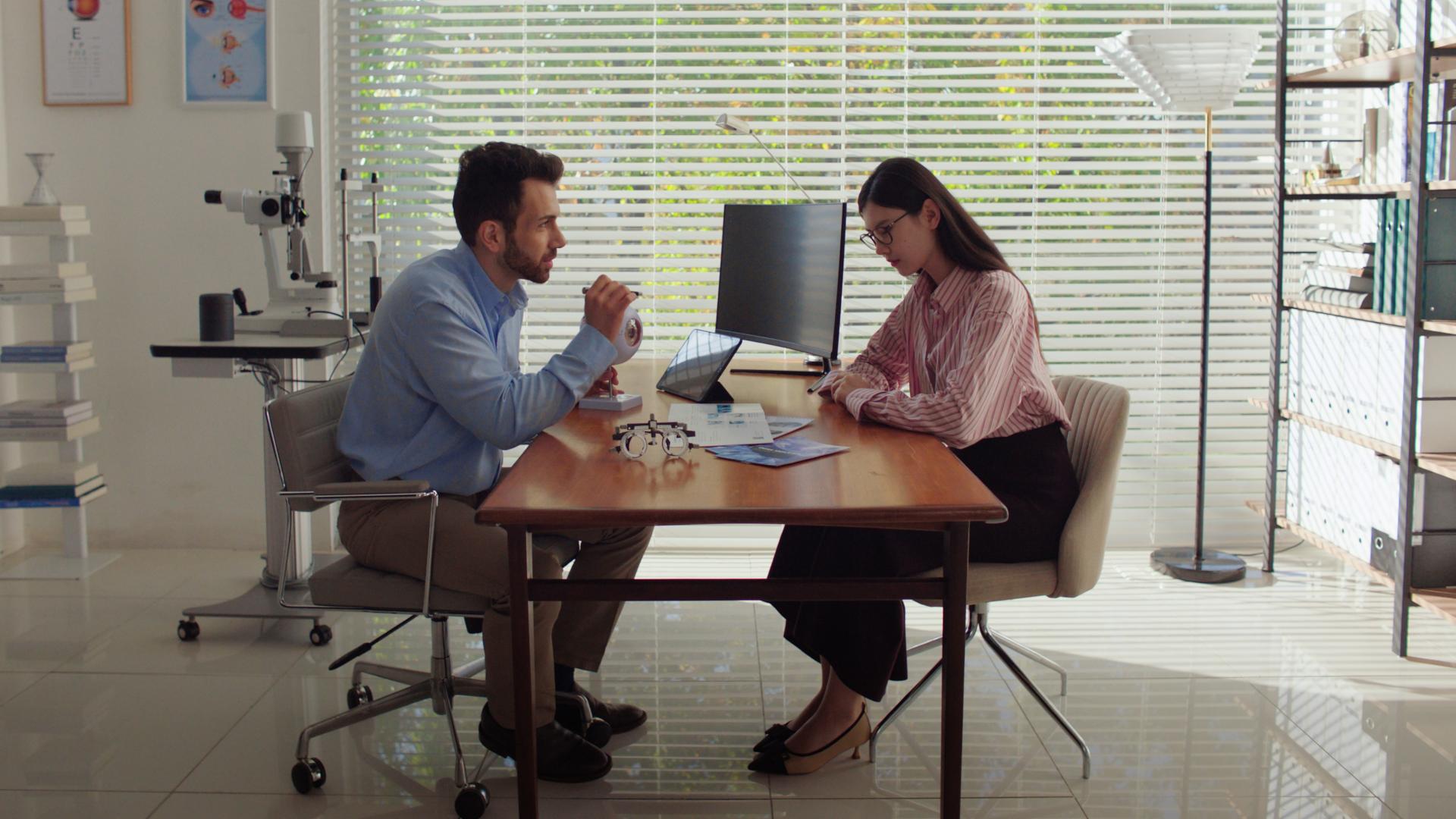 Doctor and patient in discussion about laser vision correction with ZEISS SMILE pro before treatment.