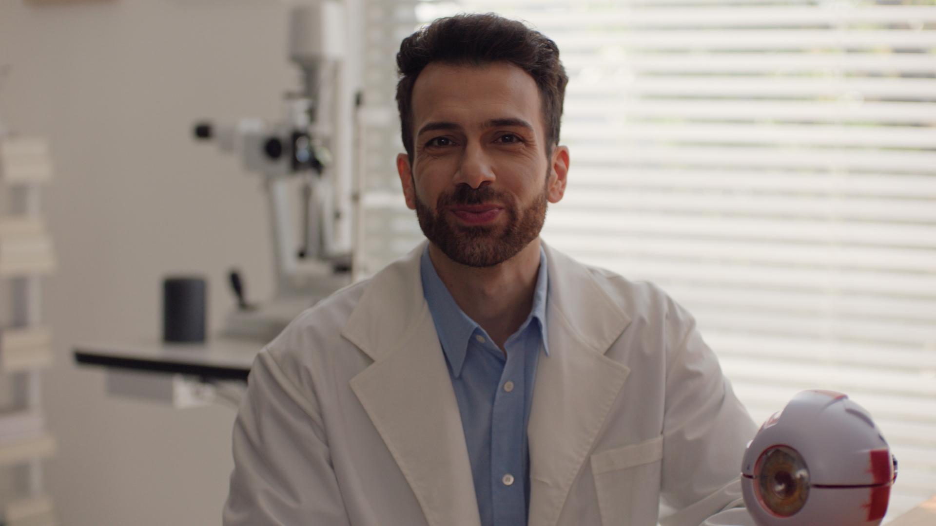 Eye doctor providing guidance on vision correction with ZEISS SMILE pro using a visual eye model.