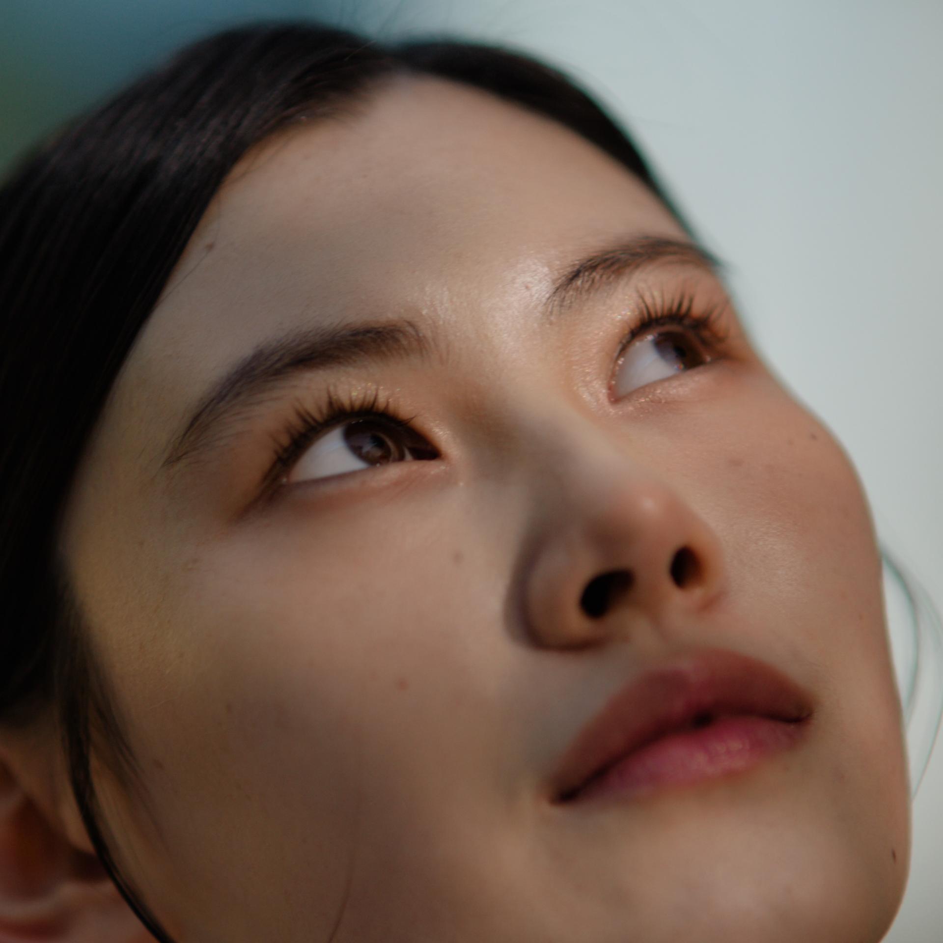 Woman outdoors in soft light, symbolizing restored vision and confidence after lenticule extraction with ZEISS SMILE pro. 