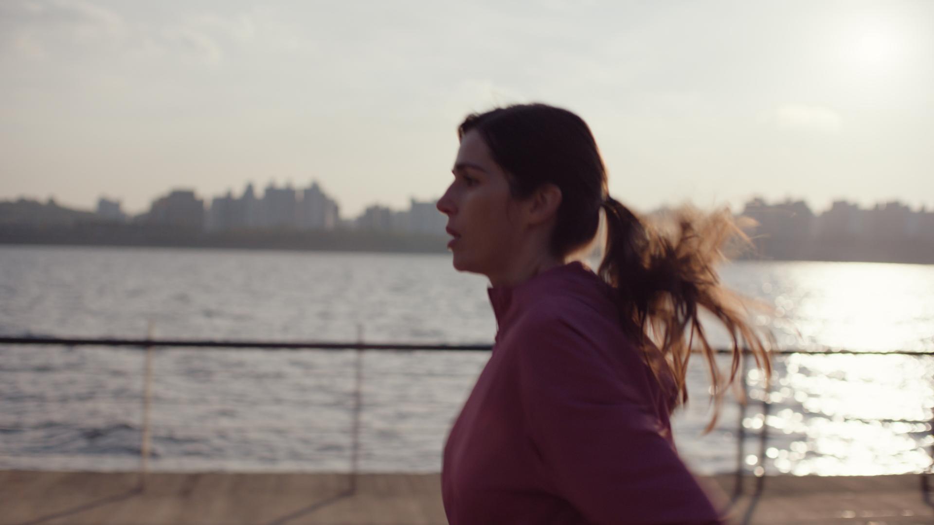 Woman jogging outdoors after laser eye surgery with ZEISS SMILE pro, symbolizing visual freedom and recovery.
