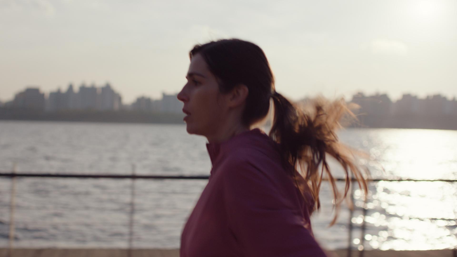 Woman jogging outdoors after laser eye surgery with ZEISS SMILE pro, symbolizing visual freedom and recovery.