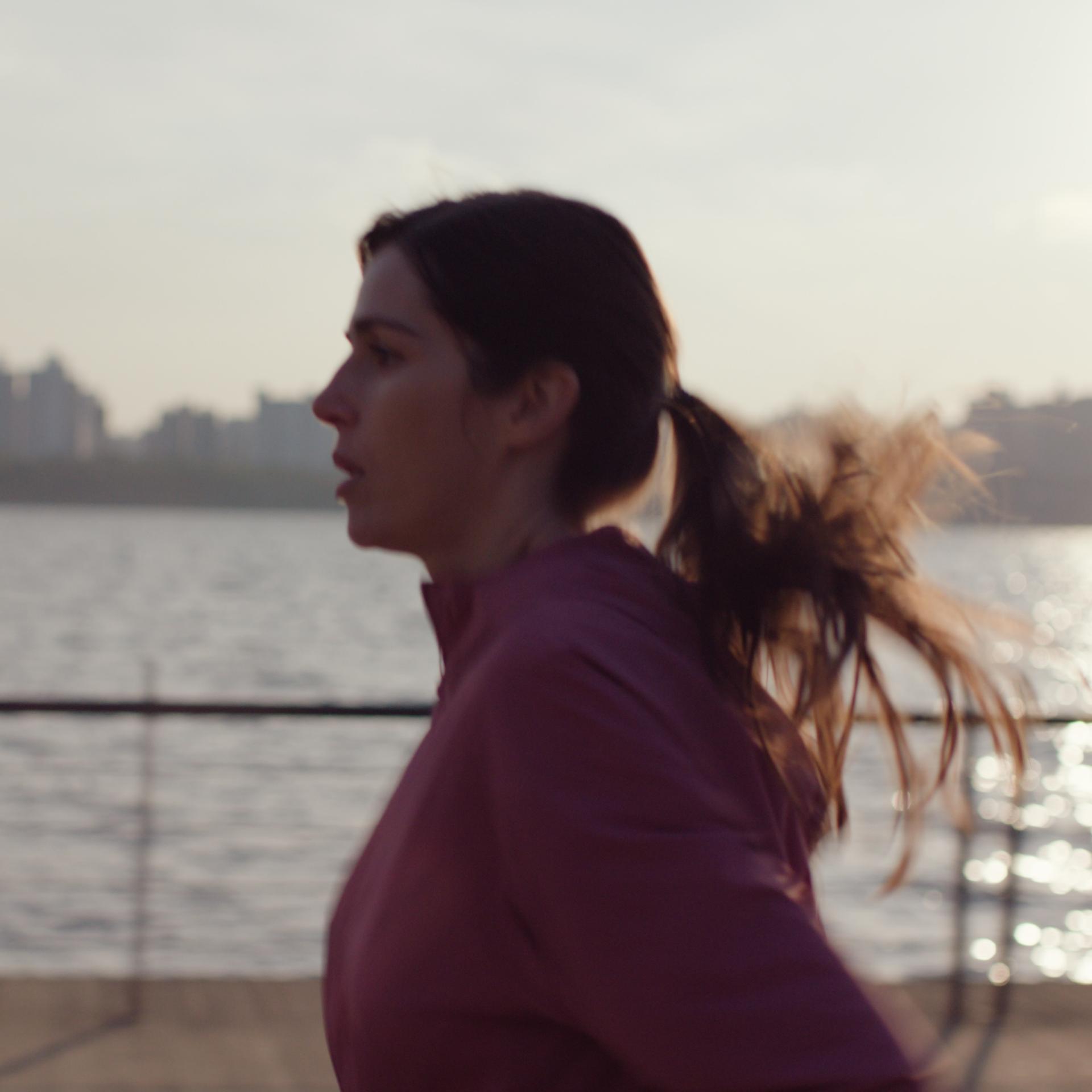 Woman jogging outdoors after laser eye surgery with ZEISS SMILE pro, symbolizing visual freedom and recovery.
