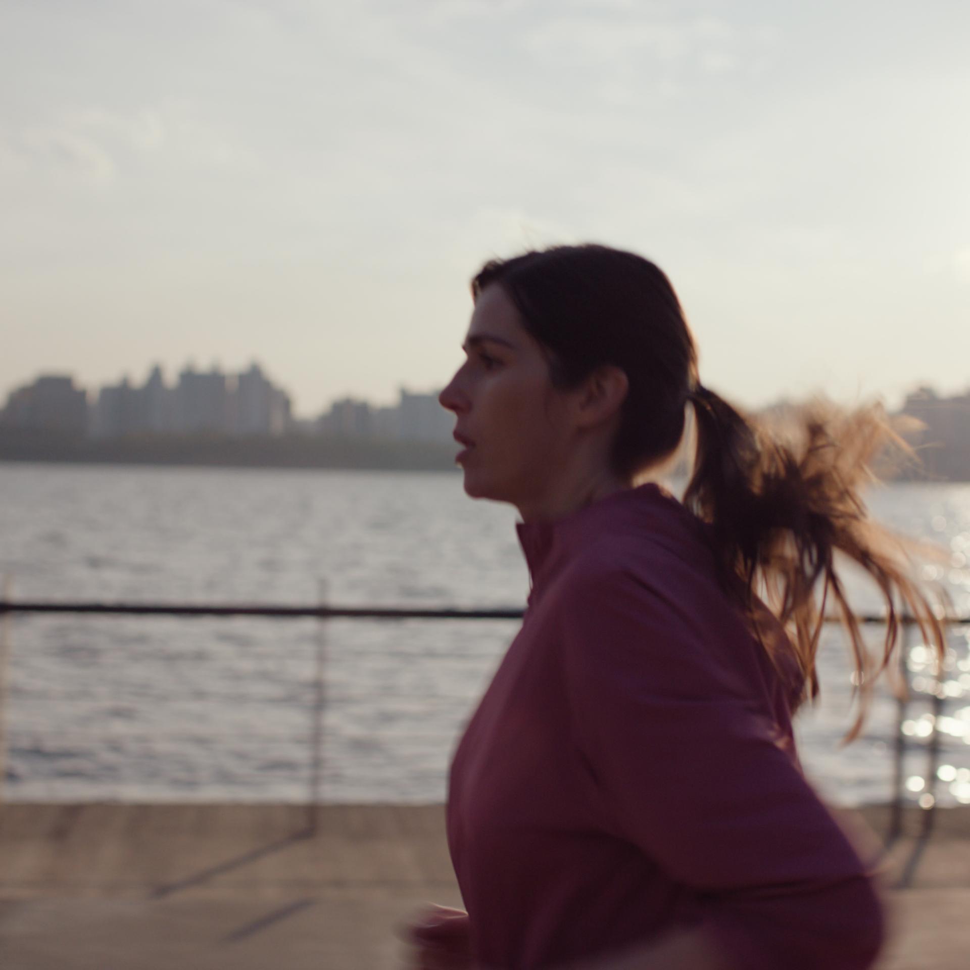 Woman jogging outdoors after laser eye surgery with ZEISS SMILE, symbolizing visual freedom and recovery.