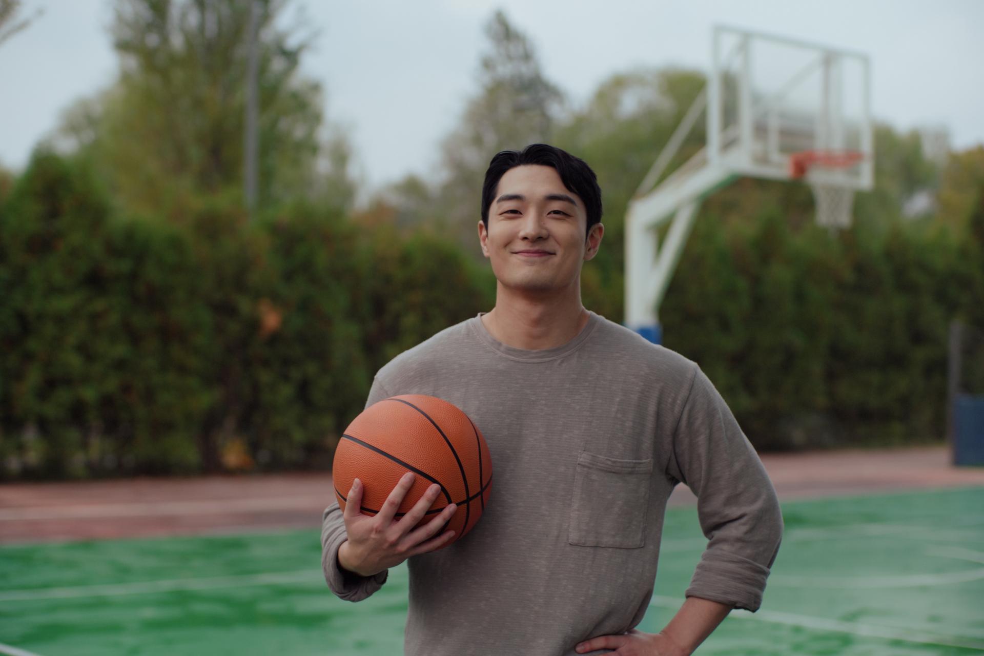 Man in sports gear smiling after vision correction, symbolizing confidence and mobility post lenticule extraction with ZEISS SMILE pro.