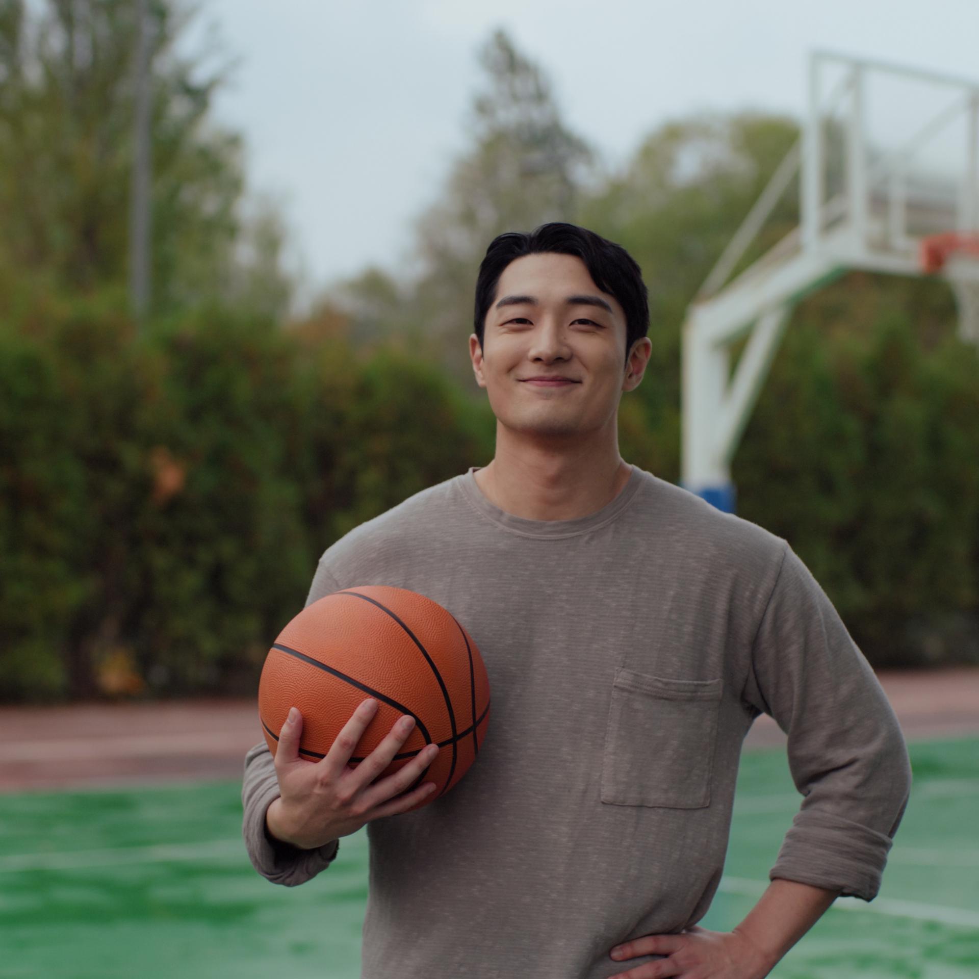 Man in sports gear smiling after vision correction, symbolizing confidence and mobility post lenticule extraction with ZEISS SMILE pro.