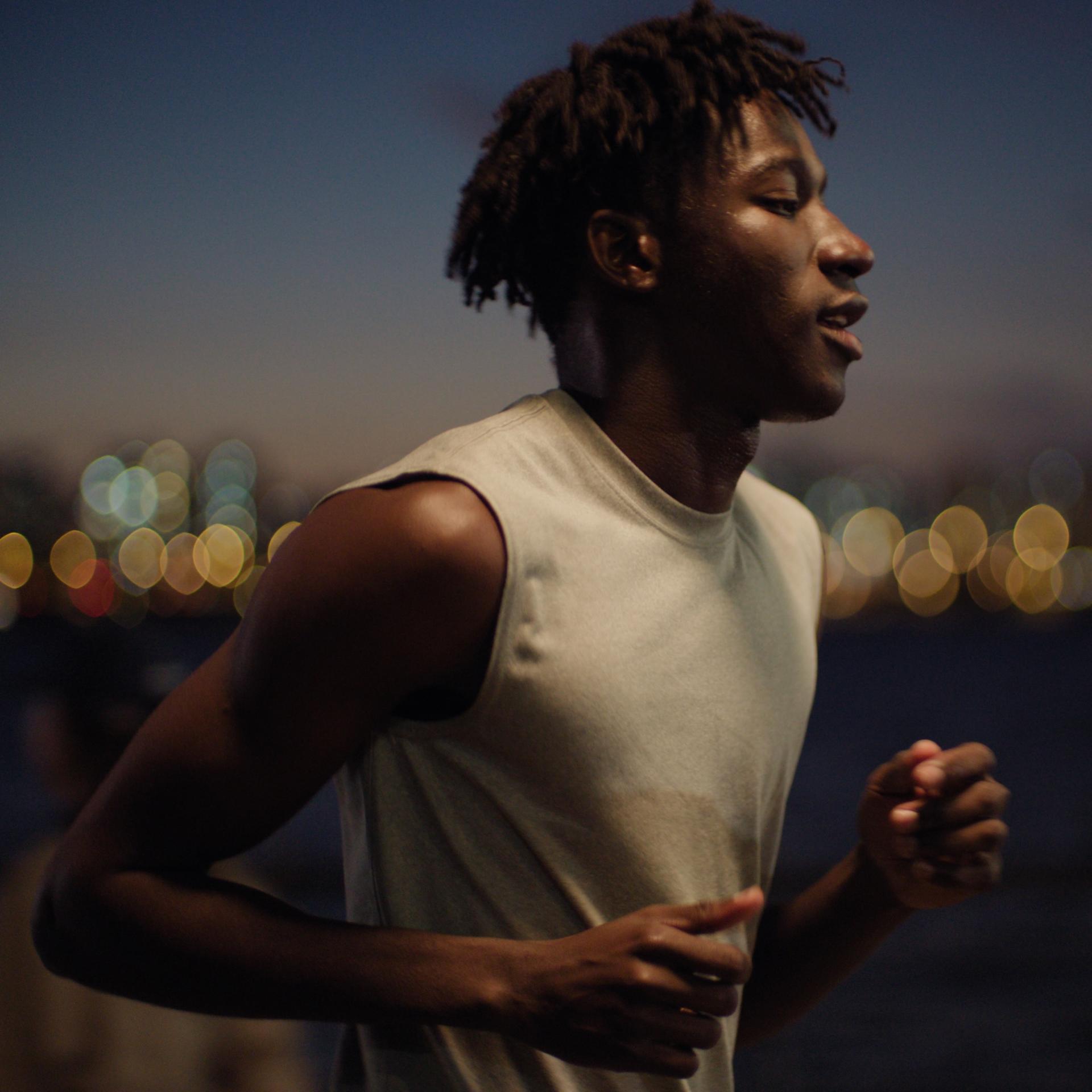 Man running outdoors at night, illustrating the freedom of an active lifestyle with laser vision correction with ZEISS SMILE..