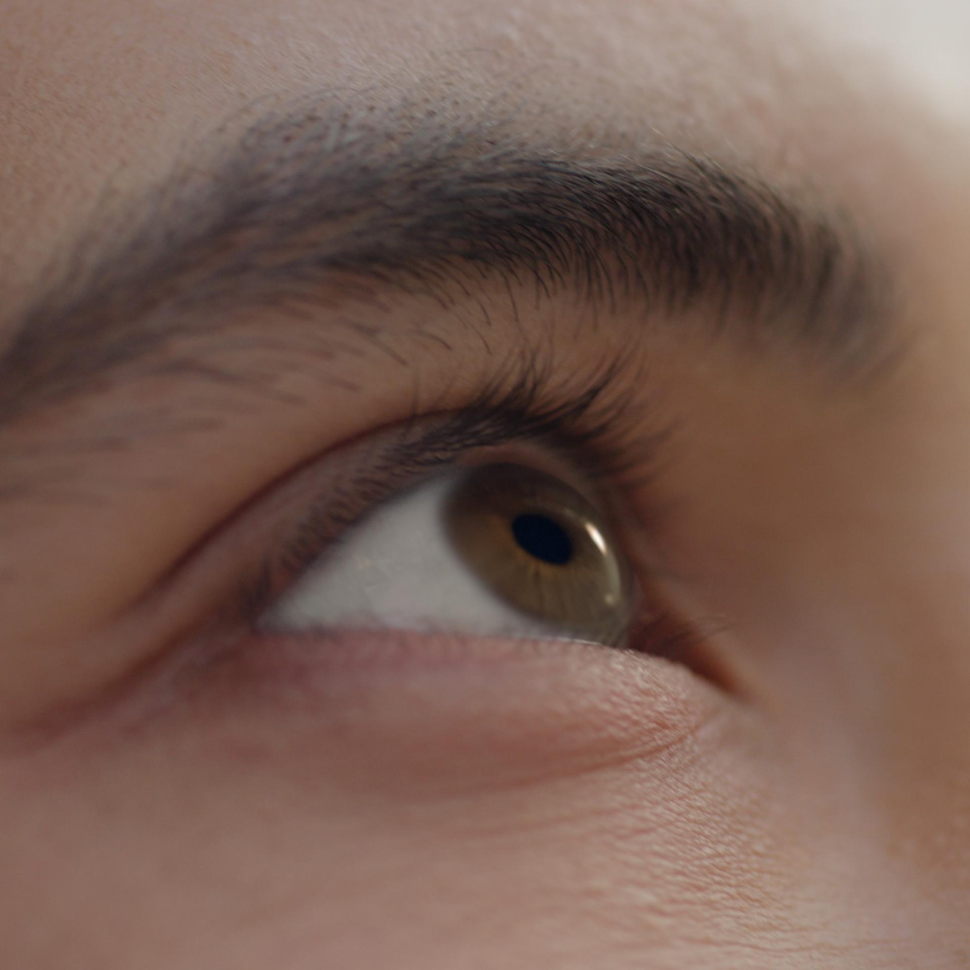 Close-up of an eye gazing upward, reflecting visual focus and the desire for clear sight through PRK correction.