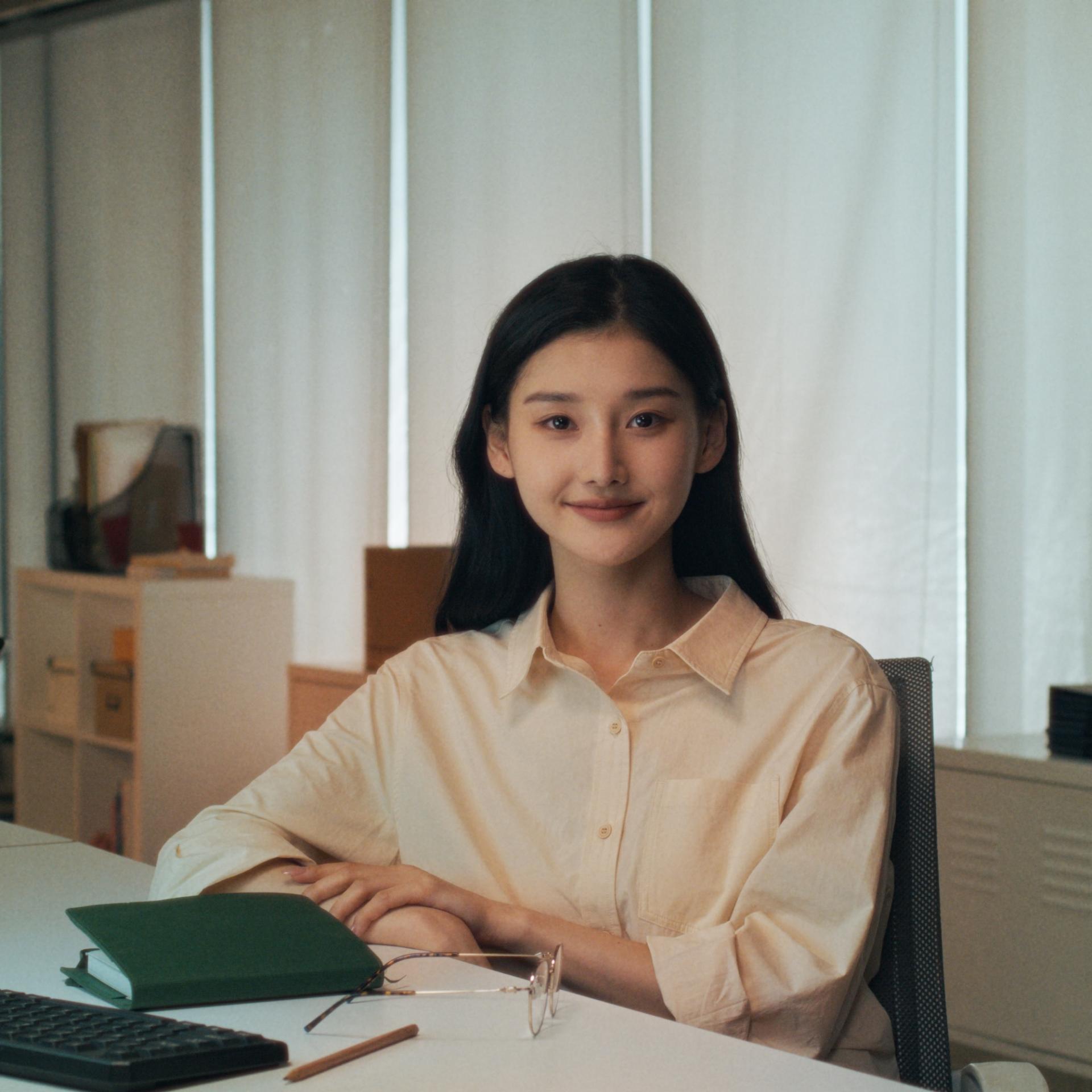 Woman working at her desk, representing fast recovery and restored vision following laser vision correction with ZEISS SMILE.