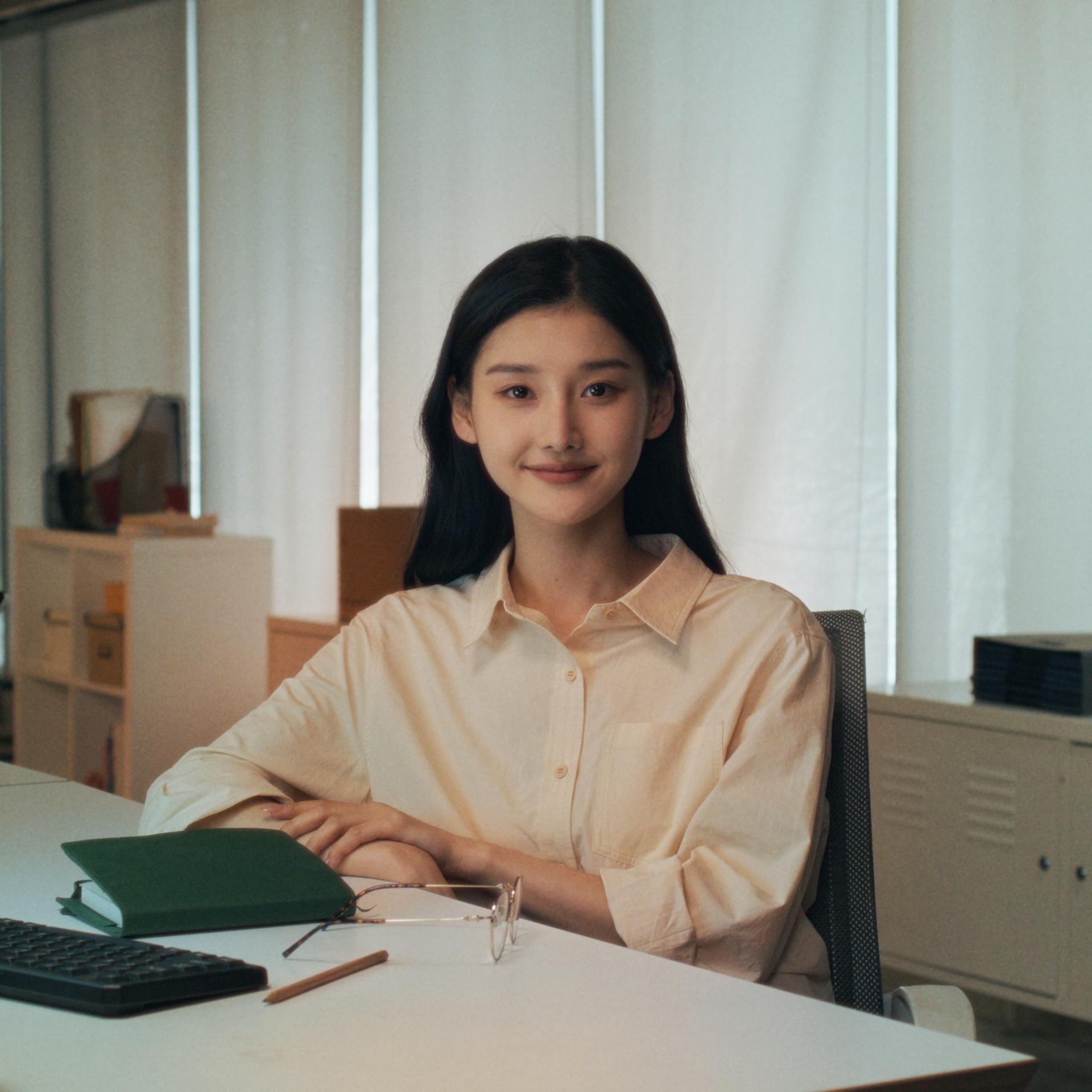 Woman working at her desk, representing fast recovery and restored vision following laser vision correction with ZEISS SMILE.