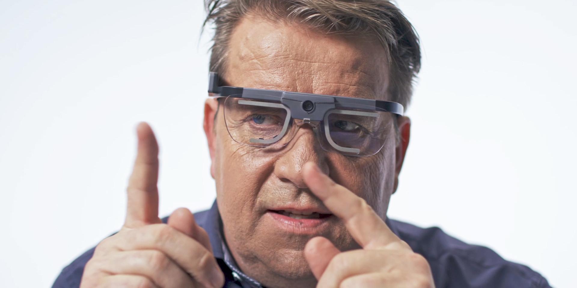 ZEISS expert Dr. Christian Lappe wears a so-called eye tracker, which records eye movements and gaze direction. Such mobile eye trackers are used for objective data collection.