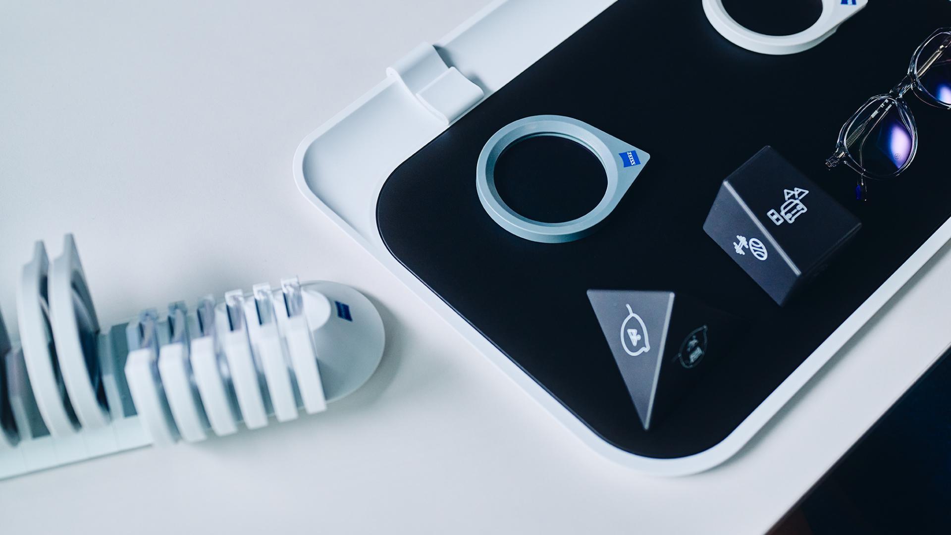 Tray with ZEISS demo tools